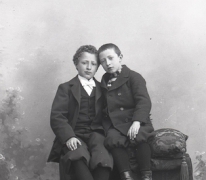 Zittend portret, 2 jongens, Melle, 1910-1920