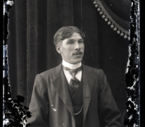 Borstportret van man met snor, Melle, 1910-1920