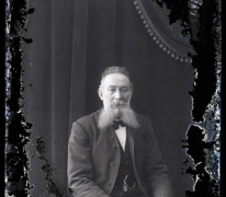 Zittend portret van man met baard en snor, Melle, 1910-1920