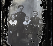 Staand portret, jonge moeder met 4 kinderen, Melle, 1910-1920