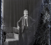 Staand portret, jonge man, feestkledij, witte sjaal en vlinderdas, Melle, 1910-1920