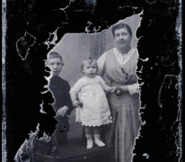Staand portret, jonge vrouw met kleed in fijn geruite stof, 2 kinderen, 1 jongen en 1 meisje +/- 10 en 3 jaar, Melle, 1910-1920