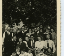 Huwelijk Lucia Baele en Lucien Van Dorpe, familiefoto, Sint-Lievens-Houtem, 1945