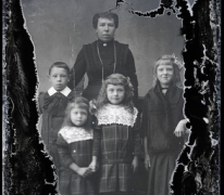 Staand portret, vrouw in feestkledij met halsketting, 3 meisjes met haarstrik, 1 jongen met witte kraag, Melle, 1910-1920