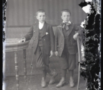 Staand portret, 2 jongens in feestkledij met grote vlinderdas, Melle , 1910-1920