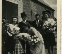 Huwelijk Lucia Baele en Lucien Van Dorpe, bloemen, Sint-Lievens-Houtem, 1945