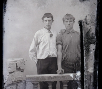 Staande foto van 2 jonge mannen, opgerolde mouwen, troskoord als stropdas, naar voor gekamd haar, Melle , 1910-1920