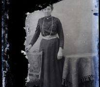 Staand portret van jonge dame in feestkledij met witte centuur en halsketting, Melle , 1910-1920