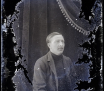 Zittend portret man van middelbare leeftijd met vest en gestreepte pullover met hoge kraag, strak opzijgekamd haar, Melle , 1910-1920 Zittend portret man van middelbare leeftijd met vest en gestreepte pullover met hoge kraag, strak opzijgekamd haar, Melle , 1910-1920