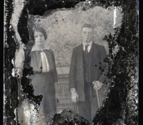 Staand portret van koppel in feestkledij bestaande uit(man) kostuum met wit hemd en stropdas, kort geknipt en naar achter gekamd haar,(vrouw) donkere lange rok en bloes met witte kraag en borststuk, opgemaakt haar, Melle, 1910-1920 Staand portret van koppel in feestkledij bestaande uit(man) kostuum met wit hemd en stropdas, kort geknipt en naar achter gekamd haar,(vrouw) donkere lange rok en bloes met witte kraag en borststuk, opgemaakt haar, Melle, 1910-1920