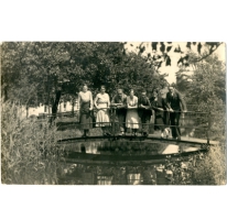Familie Pycke op het domein van de watermolen, Bavegem, ca. 1920