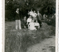 Familie Pycke op het domein van de watermolen, Bavegem, ca. 1920