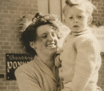 Martha Van Den Berge en zoon Julien aan stokerij Ponnet, Sint-Lievens-Houtem, 1947-1950