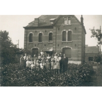 Familie Volckaert bij bloemisterij, Merelbeke, 1940-1950