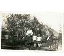 Familie Jean Van Langenhove en Yvonne Hekelgem op het domein van de watermolen, Bavegem, ca. 1920-1930