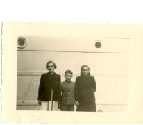 Annie, Cyriel en Alice Mabilde bij het vertrek pater Alfons Mabilde naar Belgisch-Congo, Antwerpen, 1954