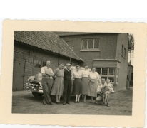 Familie Floré voor wagen, Lochristi, 1952

