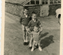 Kinderen Floré aan de serre, Lochristi, 1963
