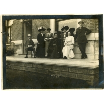 Familie Van Eeckhaute aan woning, Lochristi, 1900-1914
