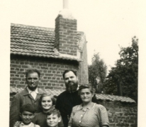 Pater Alfons Mabilde bij de familie Mabilde-Pycke, Letterhoutem, ca. 1954
