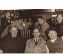 Groepsfoto in café De Gouden Leeuw, Sint-Lievens-Houtem