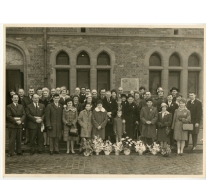 Groepsfoto Gouden Jubileum Remi De Graeve - Marie Van Bever, gemeentehuis Oosterzele, 1955