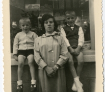 Simon Verbrugghen en broer met hun moeder Jeannine Steurbaut ter gelegenheid van de eerste communie van Simon, Oosterzele, 1963