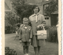 Simon Verbrugghen met moeder Jeannine Steurbaut op zijn eerste communie, Oosterzele, 1963