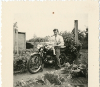 Marcel Verbrugghen en kind Simon Verbrugghen op motorfiets, Oosterzele, 1965