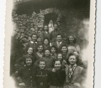 Groepsfoto aan kloostergrot, met Jeannine Steurbaut en Raphaella De Deyne, Oosterzele, 1948
