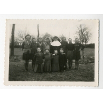 Groepsfoto Jeannine Steurbaut en Raphaella De Deyne aan klooster Oosterzele, 1948