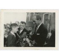 Boeket voor Burgemeester Jean De Schryver bij zijn herbenoeming, Lochristi, 23 oktober 1959