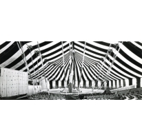 Binnenkant van de tent van Circus Piste