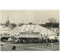 Tent van Circus Piste met aanschuivend publiek