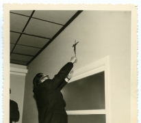 Bevestigen kruisbeeld, zaal Drie Koningen, Merelbeke, 1959