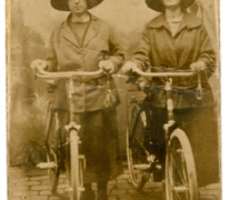 Anna Van De Sijpe met haar eerste fiets, Sint-Lievens-Houtem