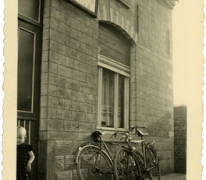 Twee fietsen aan de gevel van café &quot;Den drieling&quot; bij Georges Van Meldert, Scheldewindeke, 1950-1960