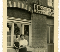 Vrouw met kind voor café &quot;Den drieling&quot; bij Georges Van Meldert, Scheldewindeke, 1950-1960