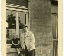Georges Van Meldert met zijn dochter voor het café &quot;Den drieling&quot;, 1950-1960