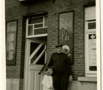 Café &#039;t Roosken, uitbater Germain Vermeulen met kleinkind, 1950-1960 