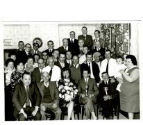 Groepsfoto ter gelegenhied van een kaarttoernooi in café &quot;Bij Jeroom&quot;, 1950-1960