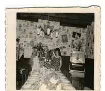 Interieur café &quot;Den drieling&quot; met feesttafel en jukebox, Scheldewindeke, 1950-1960