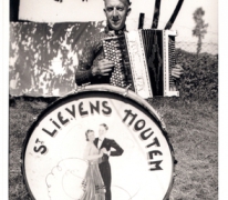 Livinusfeest, muzikant met instrumenten, Sint-Lievens-Houtem, 1957