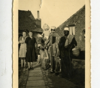 Sinterklaas op bezoek in de marollen van Houtem, Den Dries, Sint-Lievens-Houtem, 11 november, jaren &#039;60