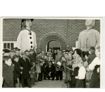 Kampioen van de duivensport met de reuzen Bacchus en Bacchante, Sint- Lievens- Houtem, jaren &#039;60