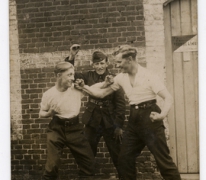 Drie militairen waaronder Roger De Landsheer, 2de Linie, negende compagnie, 1936