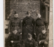 Zes militairen in uniform, 2de Linieregiment, negende compagnie, 1936