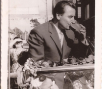 Burgemeester Otte drinkt op de dag van zijn inhuldiging, Sint- Lievens- Houtem, 1959