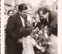 Burgemeester Otte ontvangt bloemen van een meisje, Sint-Lievens-Houtem, 1959