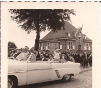 Burgemeester Otte in open wagen met zijn echtgenote, Sint- Lievens- Houtem, 1959